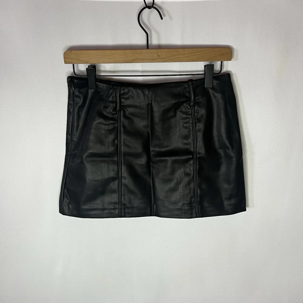H&M‎ Divided Skirt Women Size 0 Black Faux Leather Mini Zip Side Belt Loops Y2K